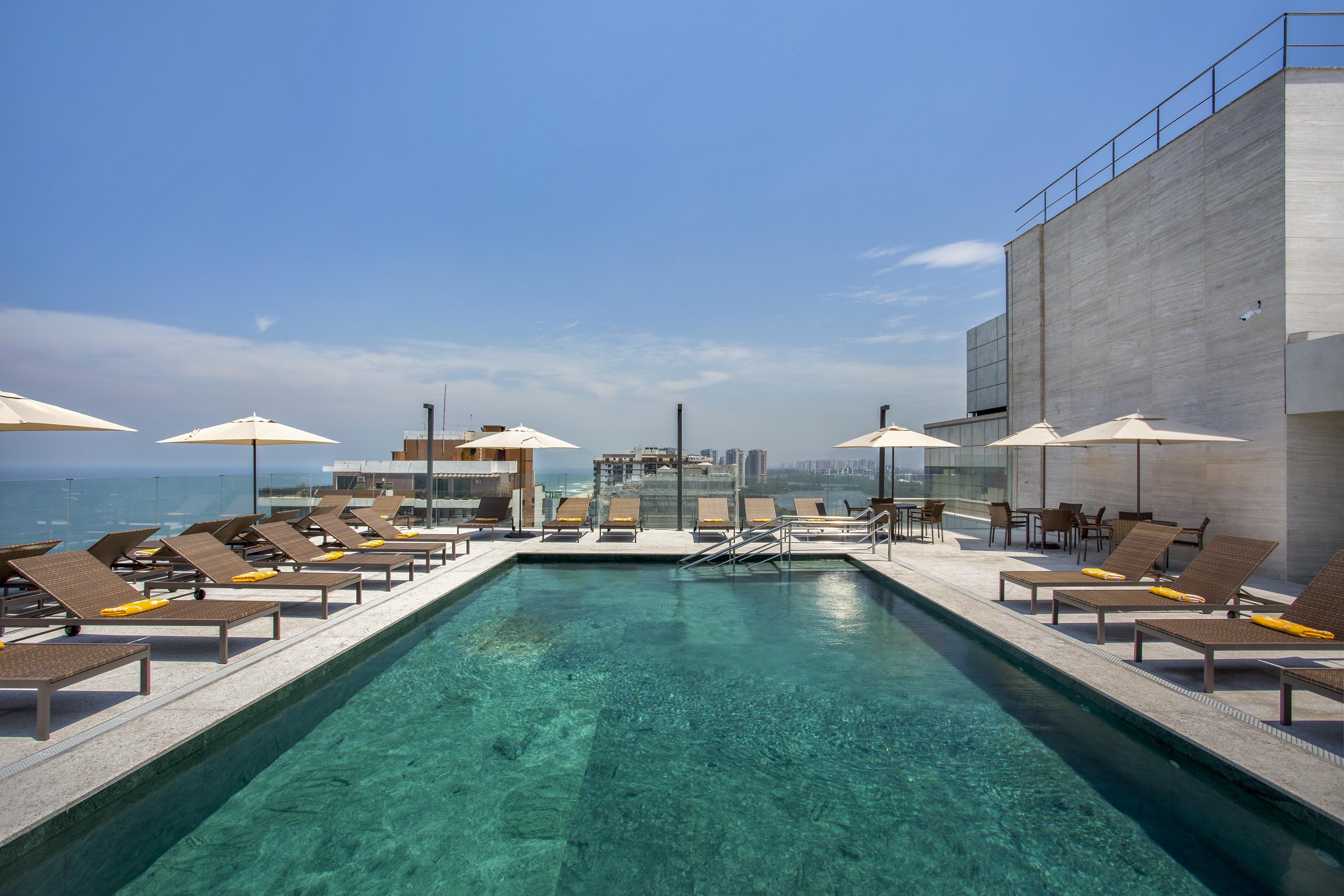 Windsor Marapendi Hotel Ρίο ντε Τζανέιρο Εξωτερικό φωτογραφία The rooftop pool at the hotel